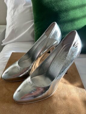 Chanel Metallic Silver Leather Pumps (Size 39 EU)